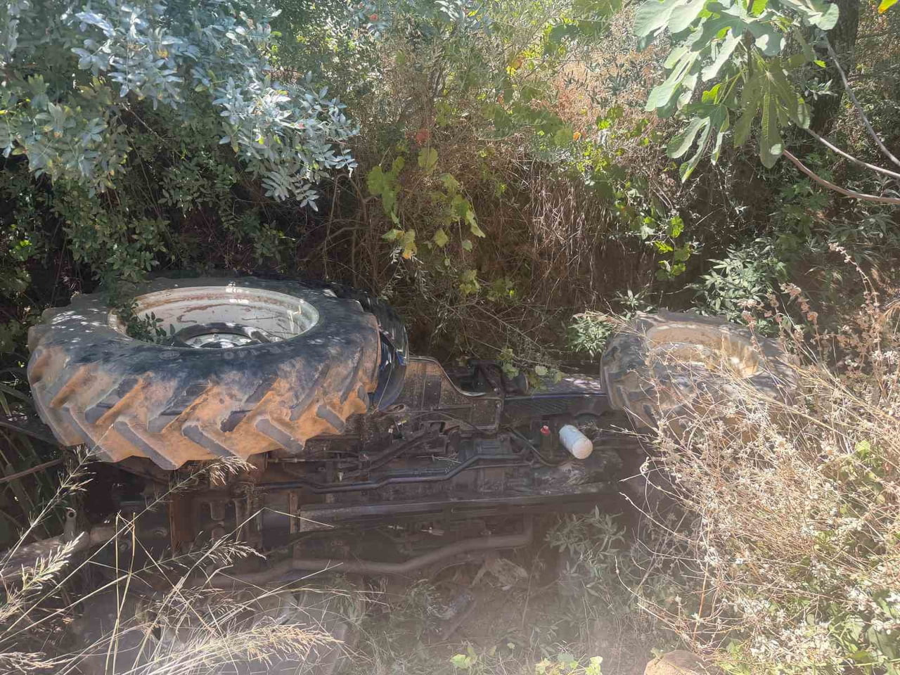 DEVRİLEN TRAKTÖRDEKİ SÜRÜCÜYÜ İTFAİYE EKİPLERİ KURTARDI