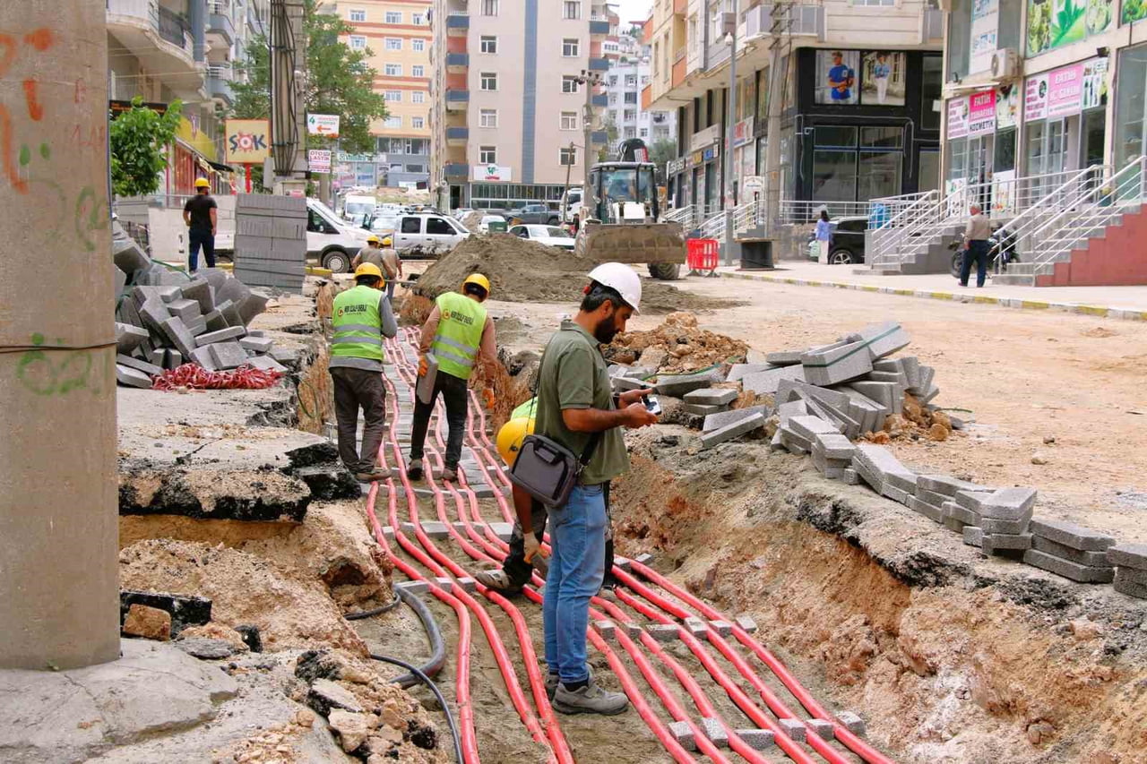 DİCLE ELEKTRİK, MARDİN’İN MERKEZ ARTUKLU İLÇESİNDEKİ 13 MART MAHALLESİ’NİN ENERJİ ALTYAPISINI 1,5...