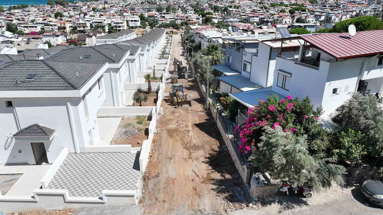 DİDİM BELEDİYESİ, AKBÜK MAHALLESİ'NİN FARKLI NOKTALARINDA EŞ ZAMANLI OLARAK YÜRÜTTÜĞÜ YOL YAPIM...