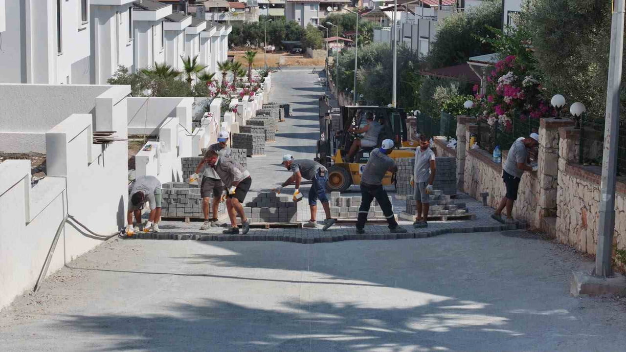 DİDİM BELEDİYESİ, AKBÜK MAHALLESİ’NDE İHTİYAÇ DUYULAN NOKTALARDA PARKE TAŞI DÖŞEME ÇALIŞMALARINA...