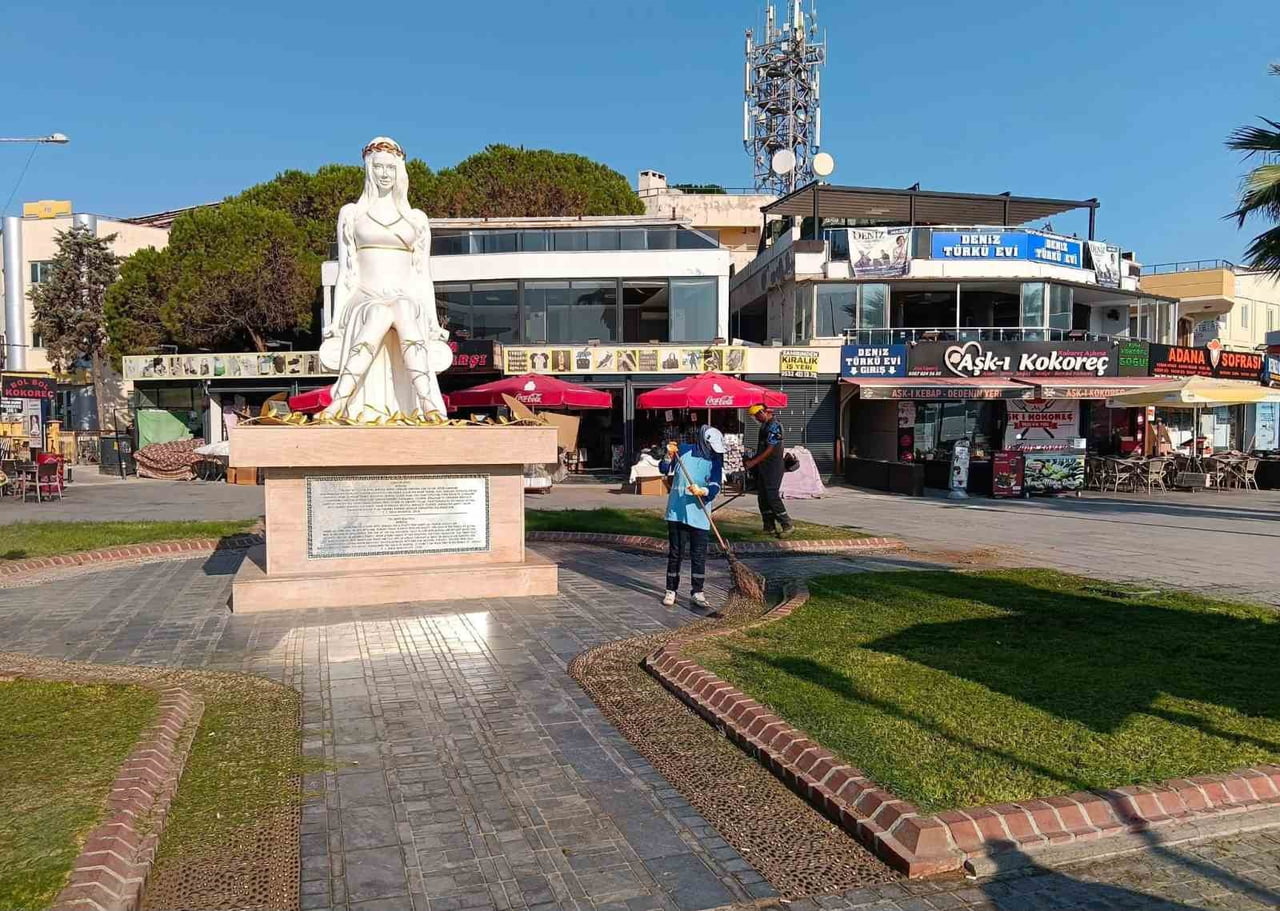 DİDİM BELEDİYESİ EKİPLERİ, KENT GENELİNDEKİ PARK, YEŞİL ALAN VE SAHİL BÖLGELERİNDE BAKIM VE...