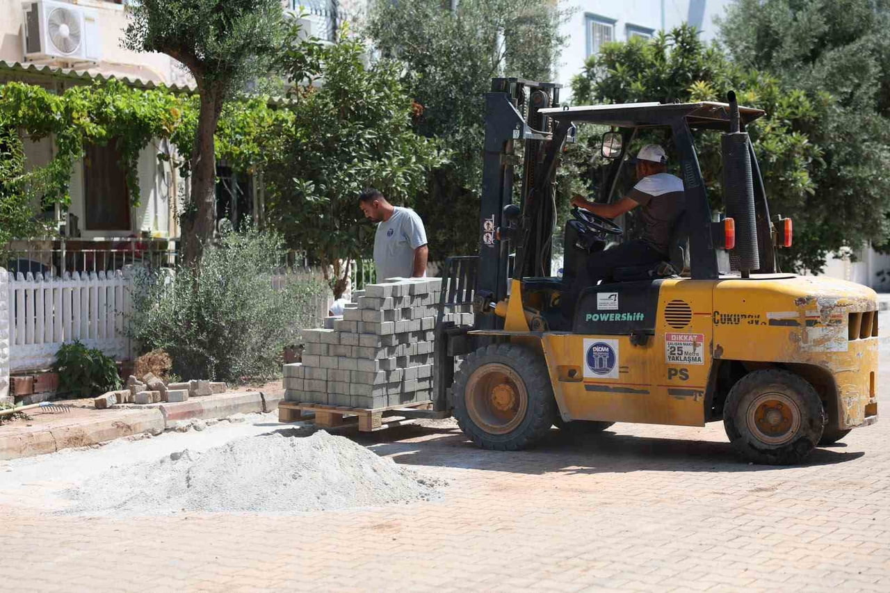 DİDİM BELEDİYESİ, KENT GENELİNDE ULAŞIM KONFORUNU VE GÜVENLİĞİNİ ARTIRMAK AMACIYLA YOL BAKIM VE...
