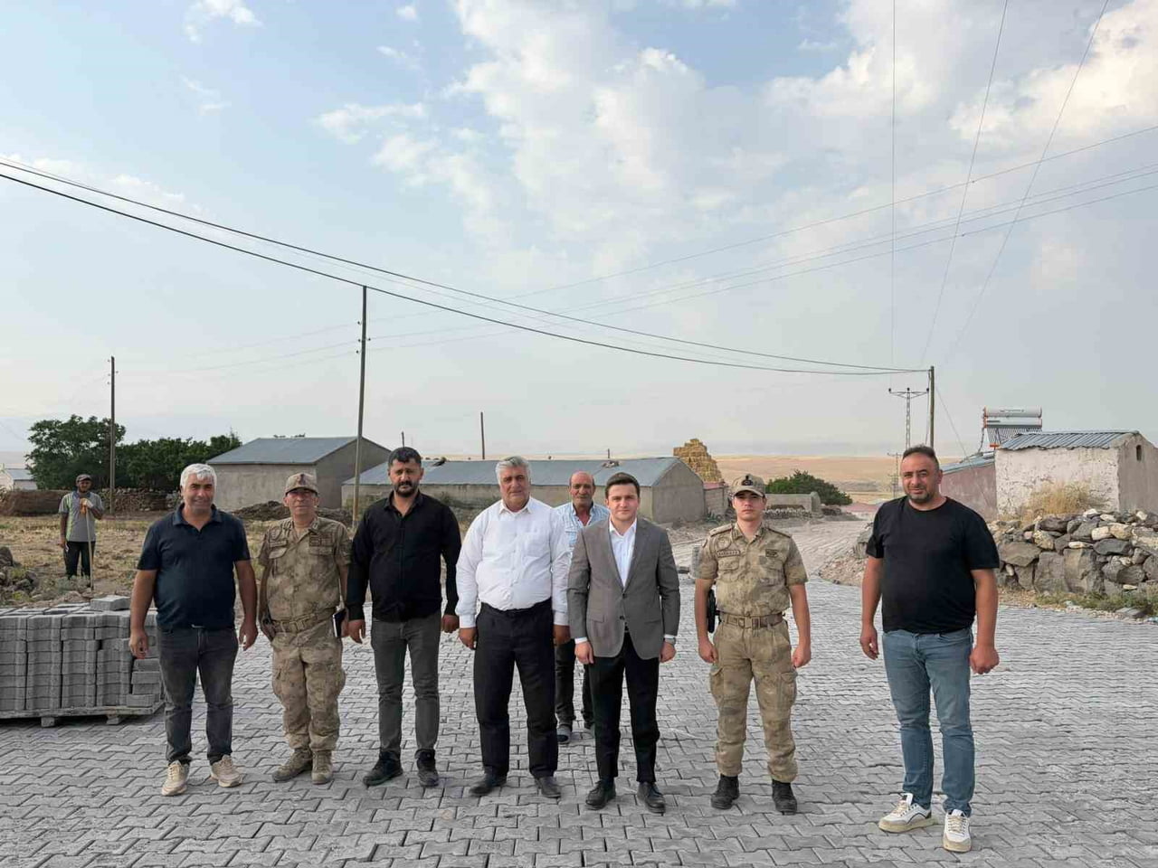 DİGOR'DA KÖYDES ÇALIŞMALARI SÜRÜYOR: KAYMAKAM ZENGİN KARABAĞ KÖYÜNDEKİ PARKE TAŞI YAPIMINI...