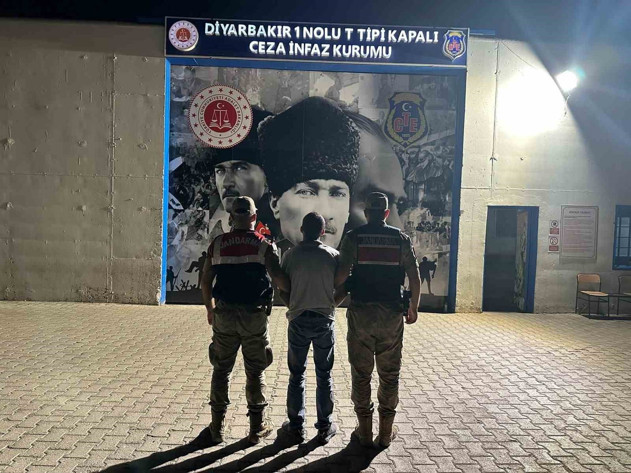 DİYARBAKIR'DA 42 SUÇ KAYDI BULUNUP, 16 YIL 2 AY HAPİS CEZASI BULUNAN ZANLI, JANDARMA EKİPLERİNCE...