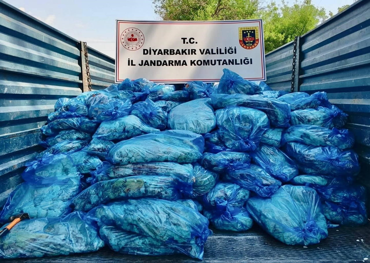 DİYARBAKIR'DA JANDARMA EKİPLERİNCE YAKLAŞIK 3 TON HAYVANSAL İÇ YAĞ ELE GEÇİRİLDİ