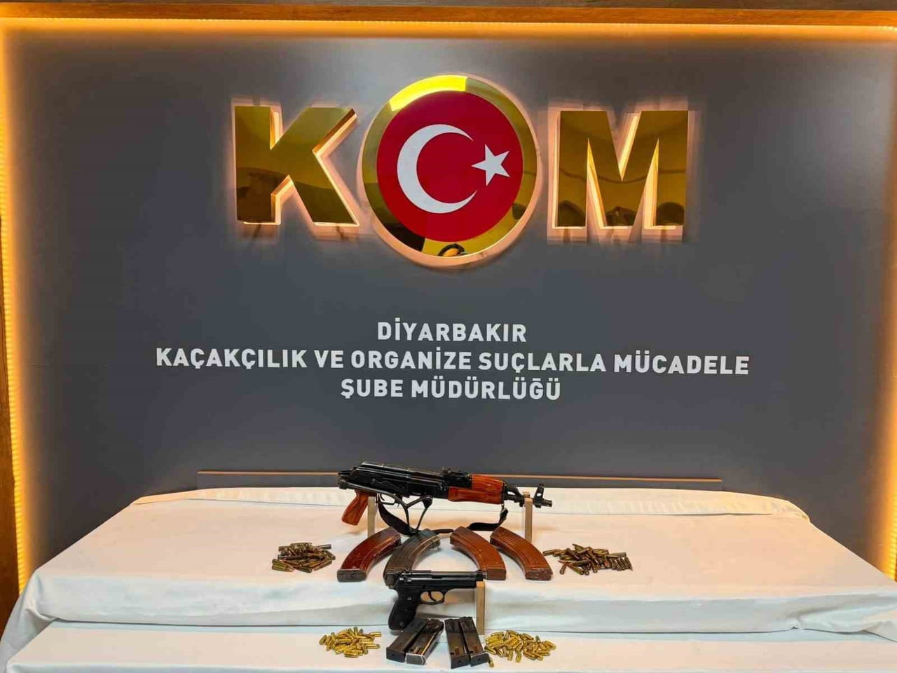DİYARBAKIR'DA KOM VE NARKOTİK EKİPLERİNİN MÜŞTEREK OPERASYONUNDA SİLAH, ŞARJÖR VE MERMİ ELE...