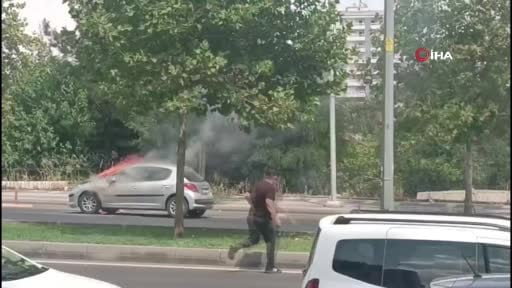Diyarbakır'da park halindeki otomobil alevlere teslim oldu