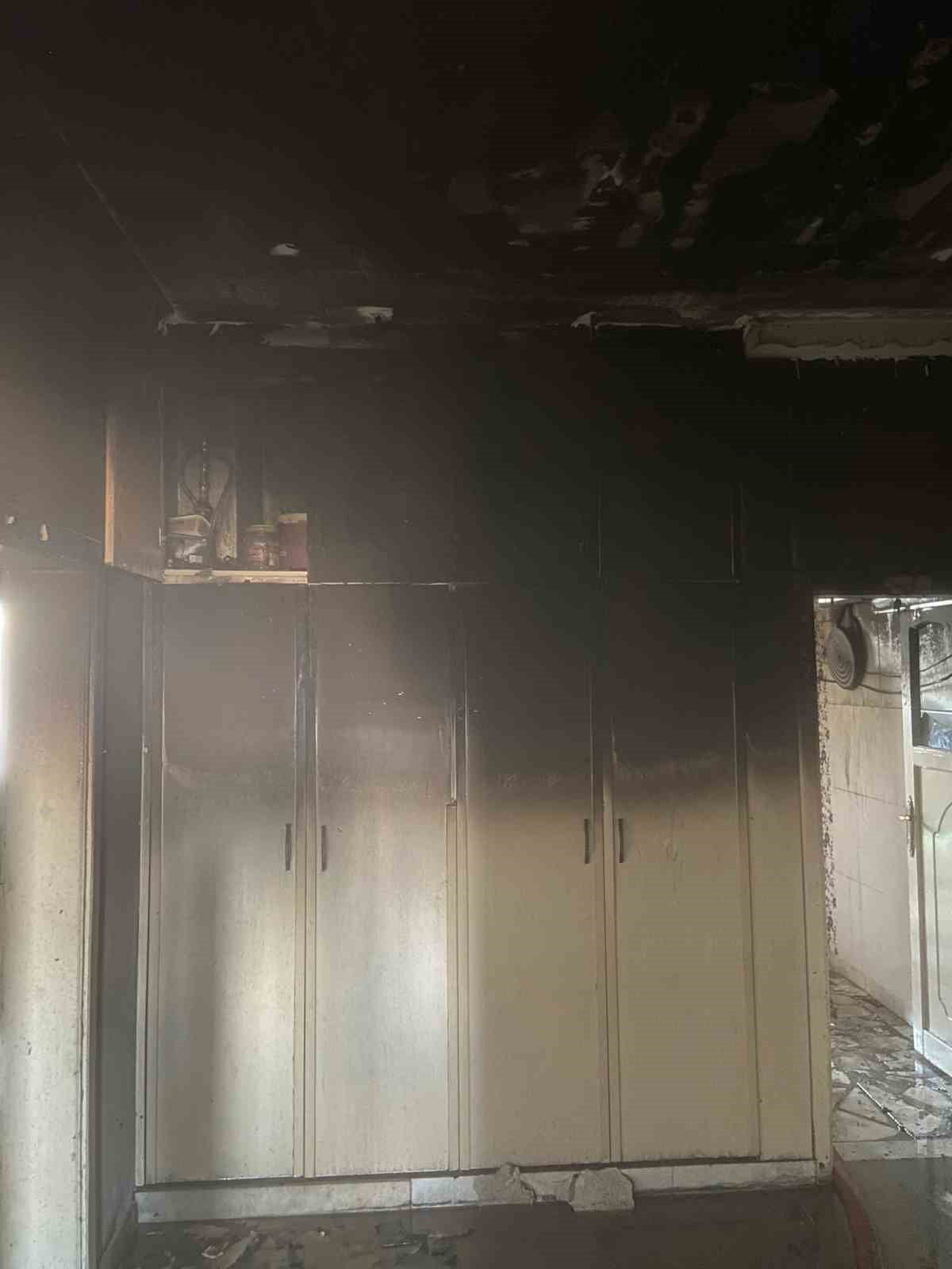 DİYARBAKIR'IN BİSMİL İLÇESİNDE ÇIKAN YANGINDA İKİ EV KULLANILAMAZ HALE GELDİ.
