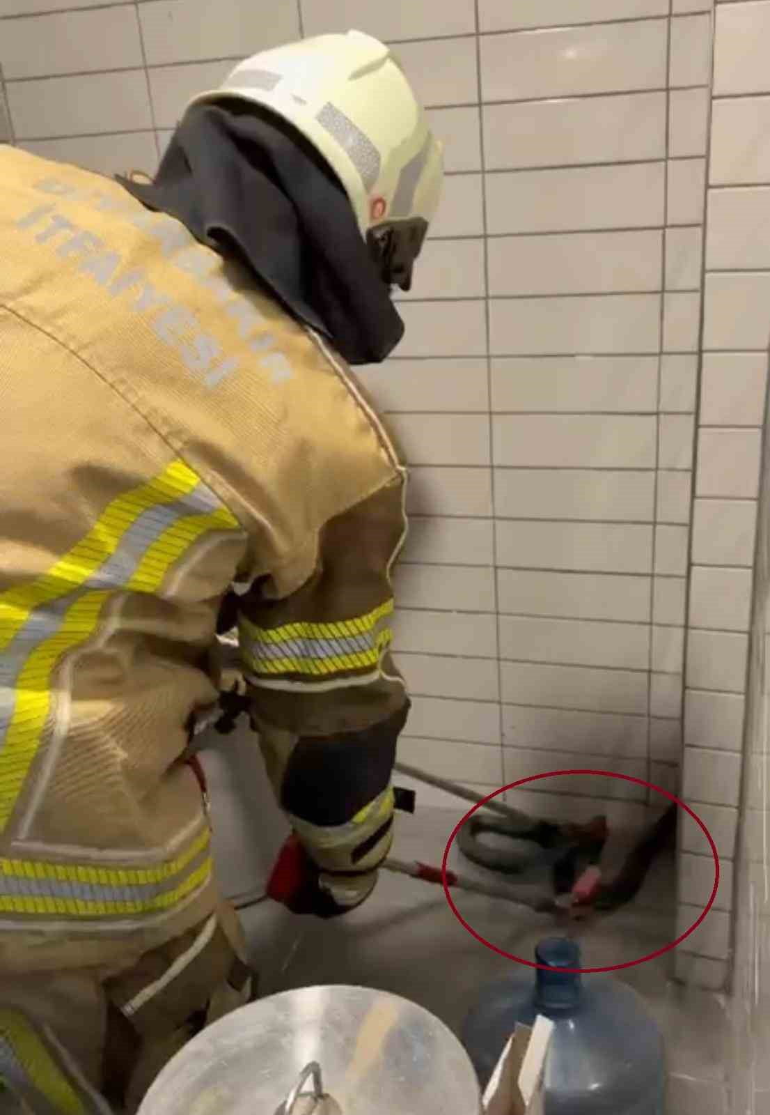 DİYARBAKIR'IN BİSMİL İLÇESİNDE PETROL İSTASYONUNA GİREN 2,5 METRE UZUNLUĞUNDAKİ YILAN İTFAİYE...