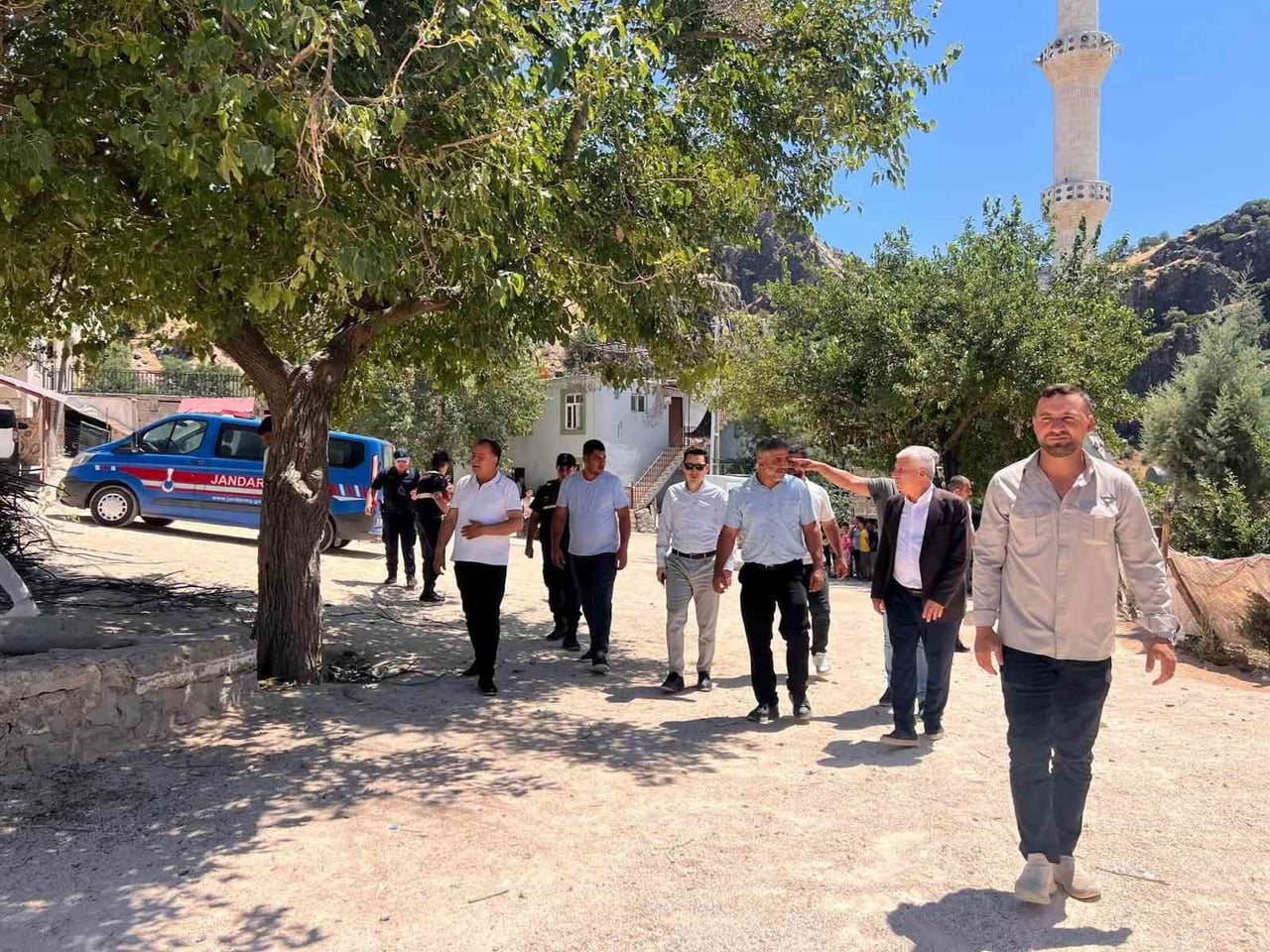 DİYARBAKIR'IN ÇERMİK İLÇE KAYMAKAMI ADEM KARATAŞ, KIRSAL MAHALLELERDE YAPIMI DEVAM EDEN YOL YAPIM...