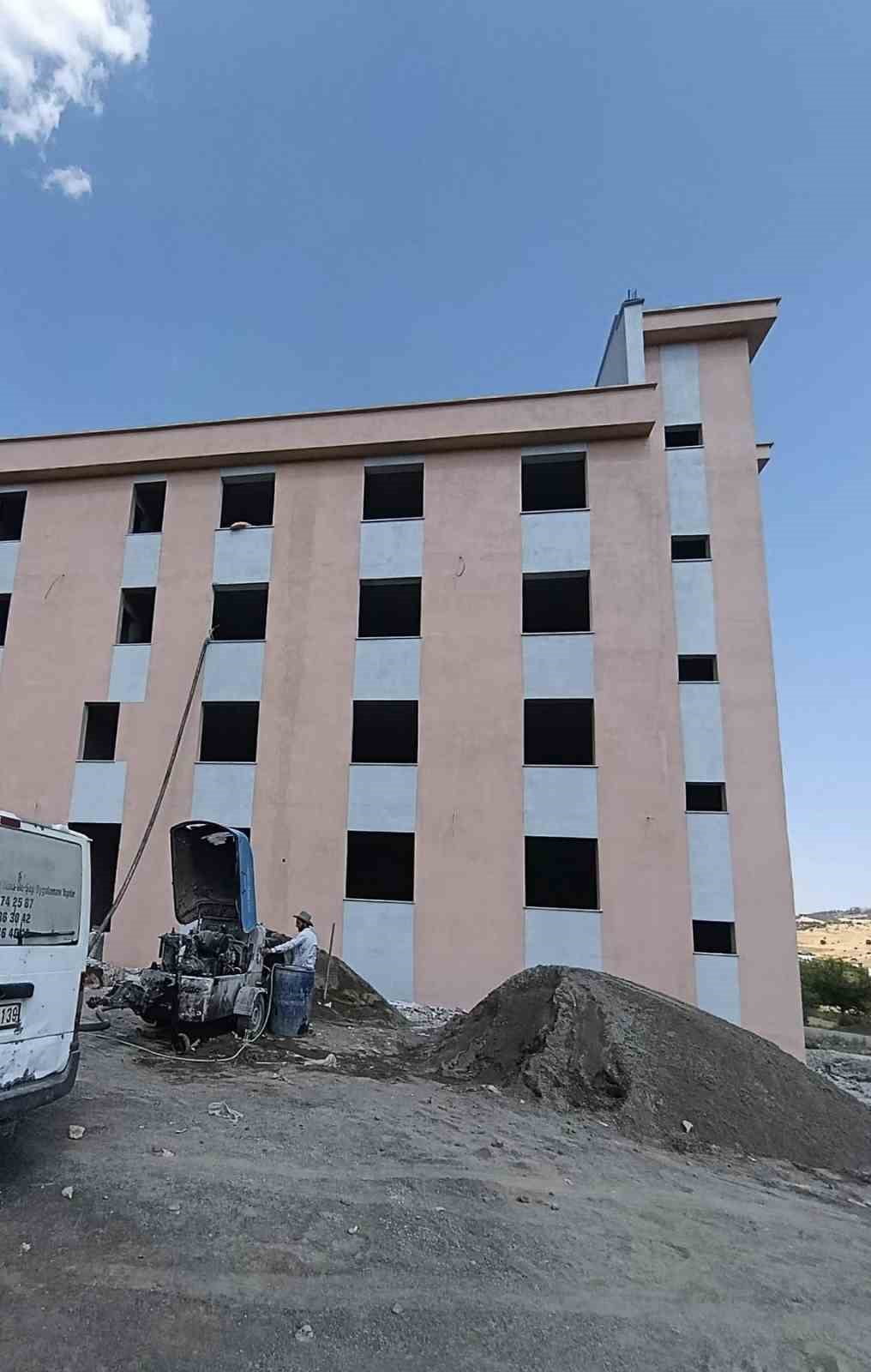 DİYARBAKIR'IN ÇERMİK İLÇESİNDE MÜFTÜLÜK TARAFINDAN YAPTIRILAN DÖRT KATLI YATILI KUR'AN KURSUNUN...