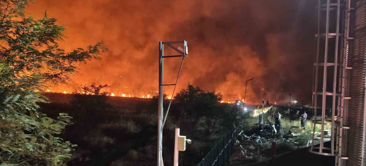 DİYARBAKIR'IN ÇINAR İLÇESİNDE GECEYİ AYDINLATAN ANIZ YANGINI SÖNDÜRÜLDÜ. YANGININ ÇIKIŞ NEDENİNİN...