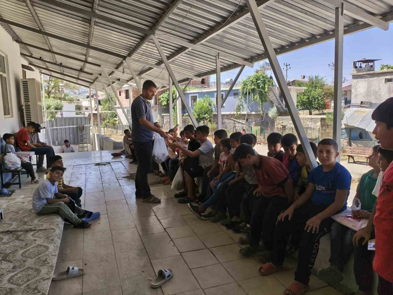 DİYARBAKIR'IN ÇÜNGÜŞ İLÇESİNDE KUR'AN KURSU ÖĞRENCİLERİNE YİYECEK İKRAMINDA BULUNULDU.