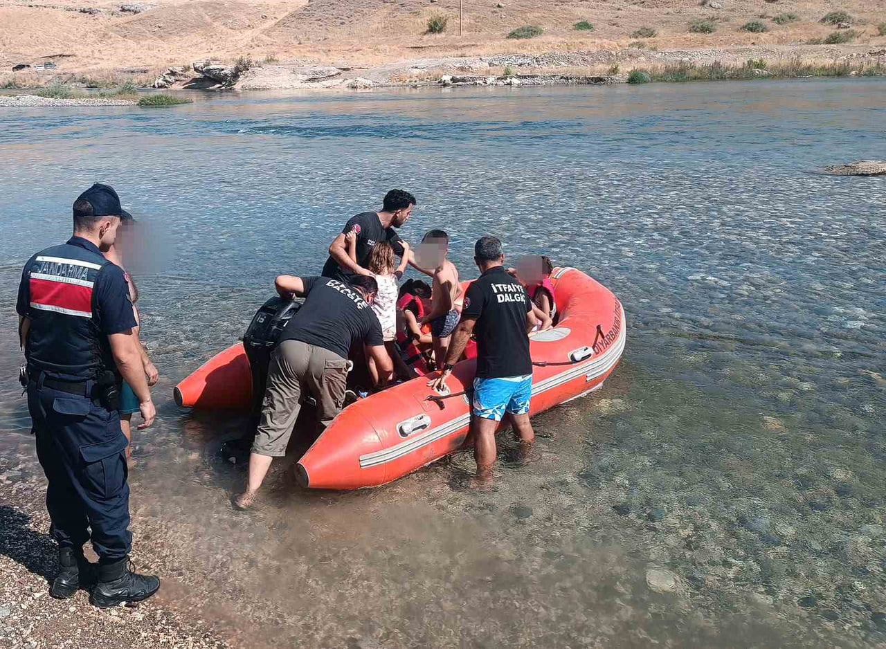 DİYARBAKIR'IN EĞİL İLÇESİNDE PİK YAPARKEN SU SEVİYESİNİN YÜKSELMESİYLE MAHSUR KALAN 10 KİŞİ...