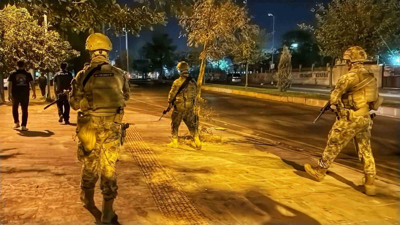 DİYARBAKIR'IN MERKEZ BAĞLAR İLÇESİNDEKİ DÖRT MAHALLEYE ÖZEL HAREKAT POLİSİ DESTEKLİ "ŞOK"...