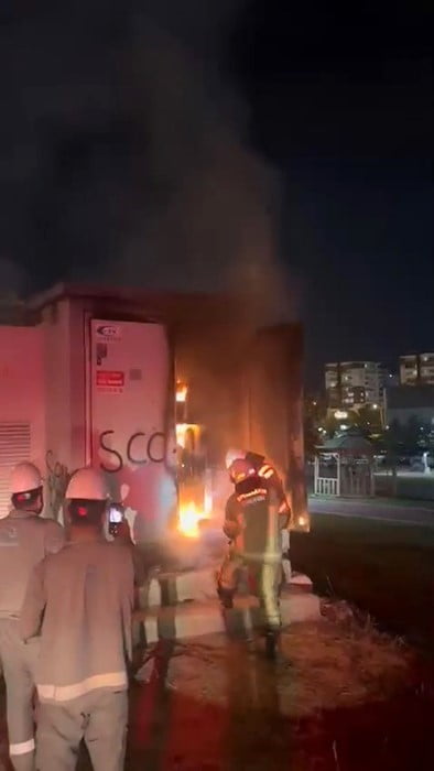 DİYARBAKIR'IN MERKEZ KAYAPINAR İLÇESİNDE AŞIRI YÜKLENMEDEN KAYNAKLI ALEVLERE TESLİM OLAN TRAFO...