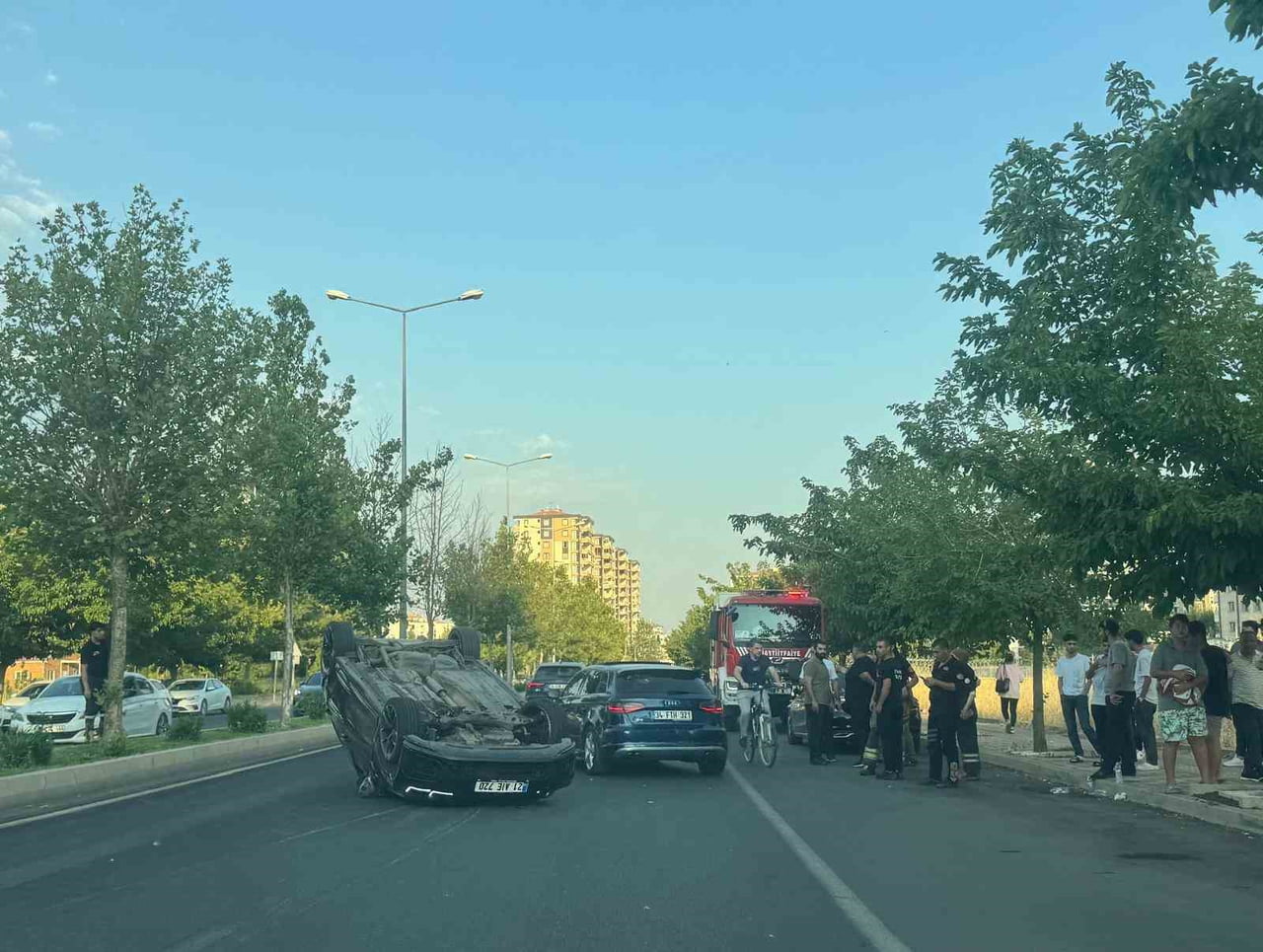 DİYARBAKIR'IN MERKEZ KAYAPINAR İLÇESİNDE SEYİR HALİNDEKİ OTOMOBİLİN TAKLA ATMASI SONUCU 2 KİŞİ...