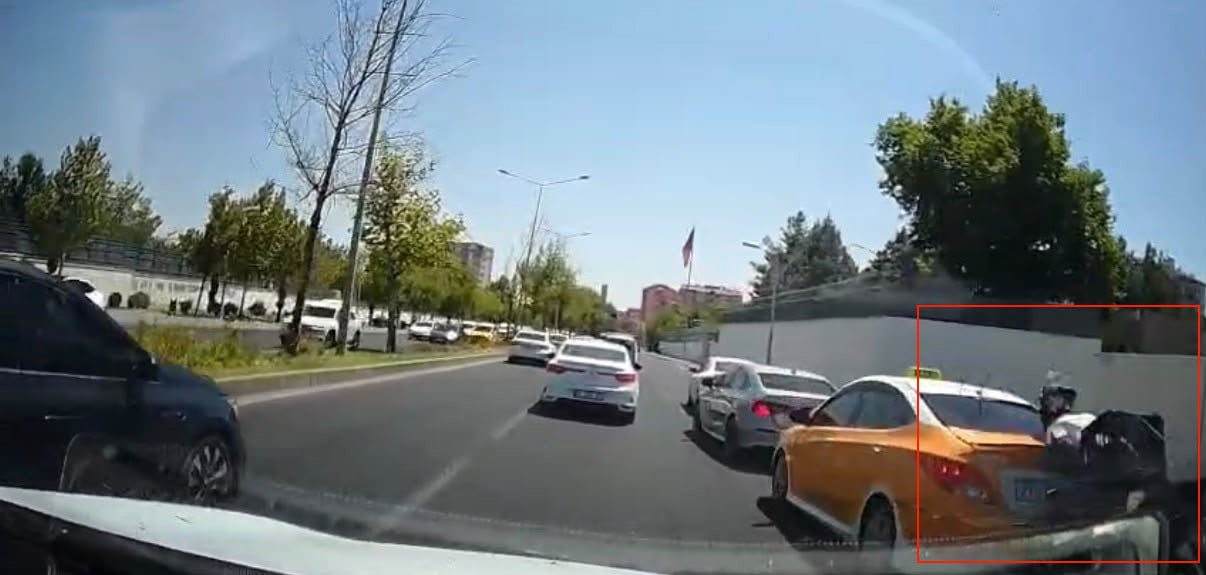 DİYARBAKIR'IN MERKEZ YENİŞEHİR İLÇESİNDE MOTOSİKLETİN FREN YAPAN OTOMOBİLE ÇARPMASI KAMERAYA...