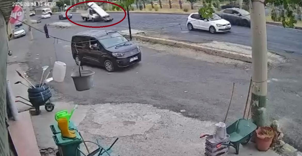 DİYARBAKIR'IN MERKEZ YENİŞEHİR İLÇESİNDE SEYİR HALİNDEKİ KAMYONETİN SÜRÜCÜSÜNÜN FREN YAPMASIYLA...