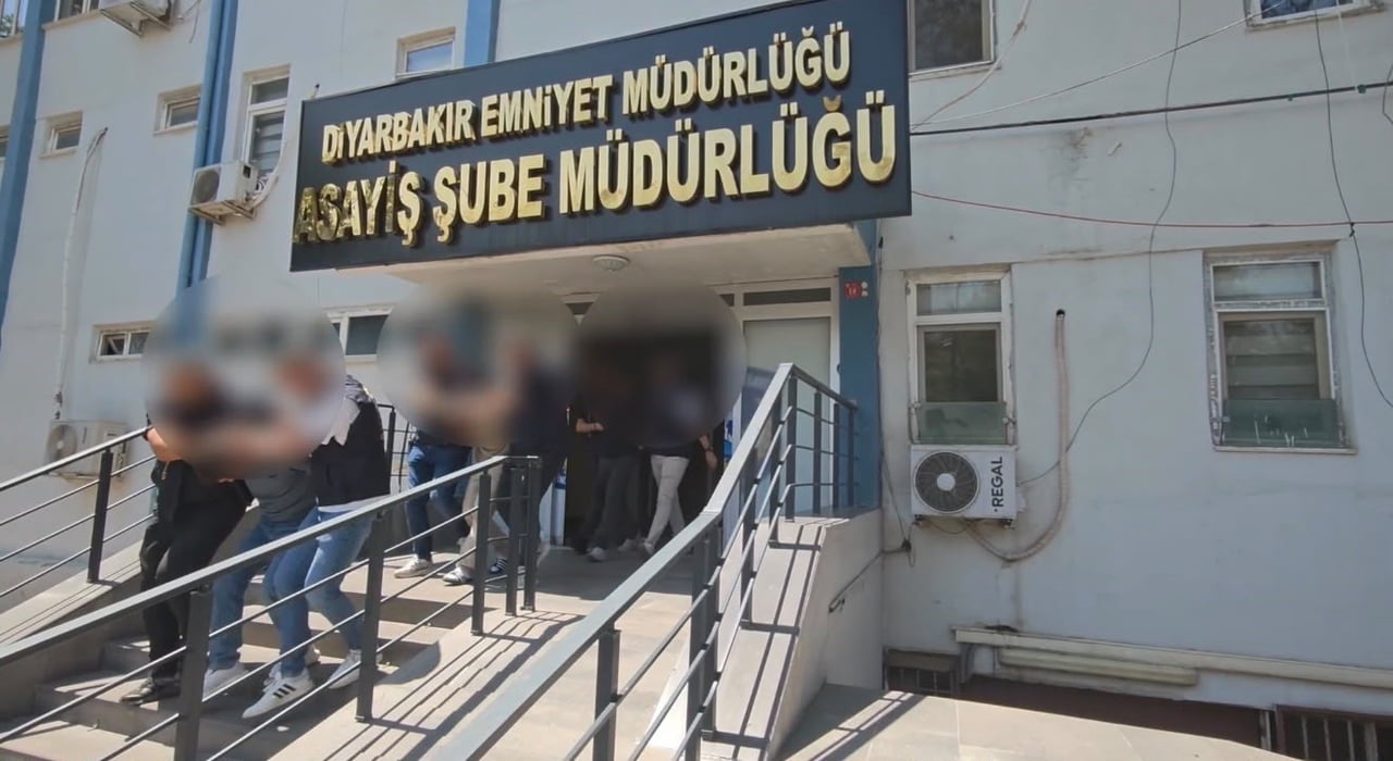 DİYARBAKIR'IN YENİŞEHİR İLÇESİNDE BİR DİŞ KLİNİĞİNE YÖNELİK GERÇEKLEŞTİRİLEN SİLAHLI SALDIRIYLA...