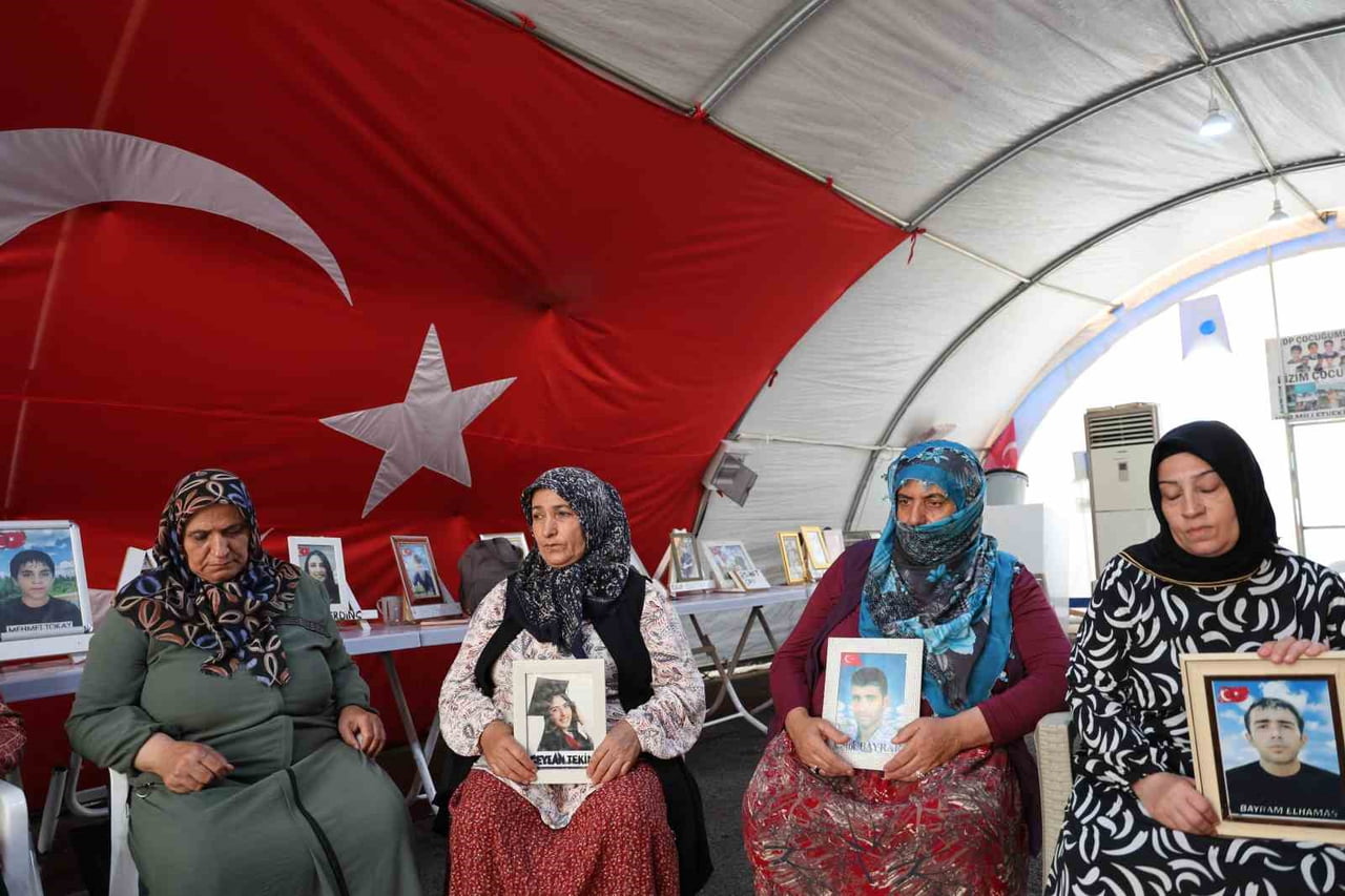 DİYARBAKIR ANNELERİ PKK VE UZANTISI YPG-SDG’NİN FESHİNİ DEĞERLENDİRDİ