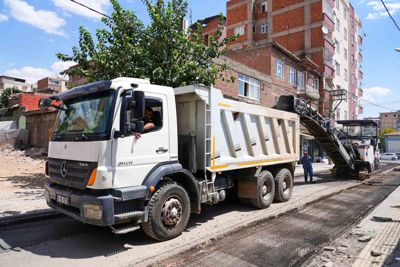 DİYARBAKIR BÜYÜKŞEHİR BELEDİYESİ, BAĞLAR İLÇESİNDE 5 CADDEDE SICAK ASFALT ÇALIŞMALARINA BAŞLADI....