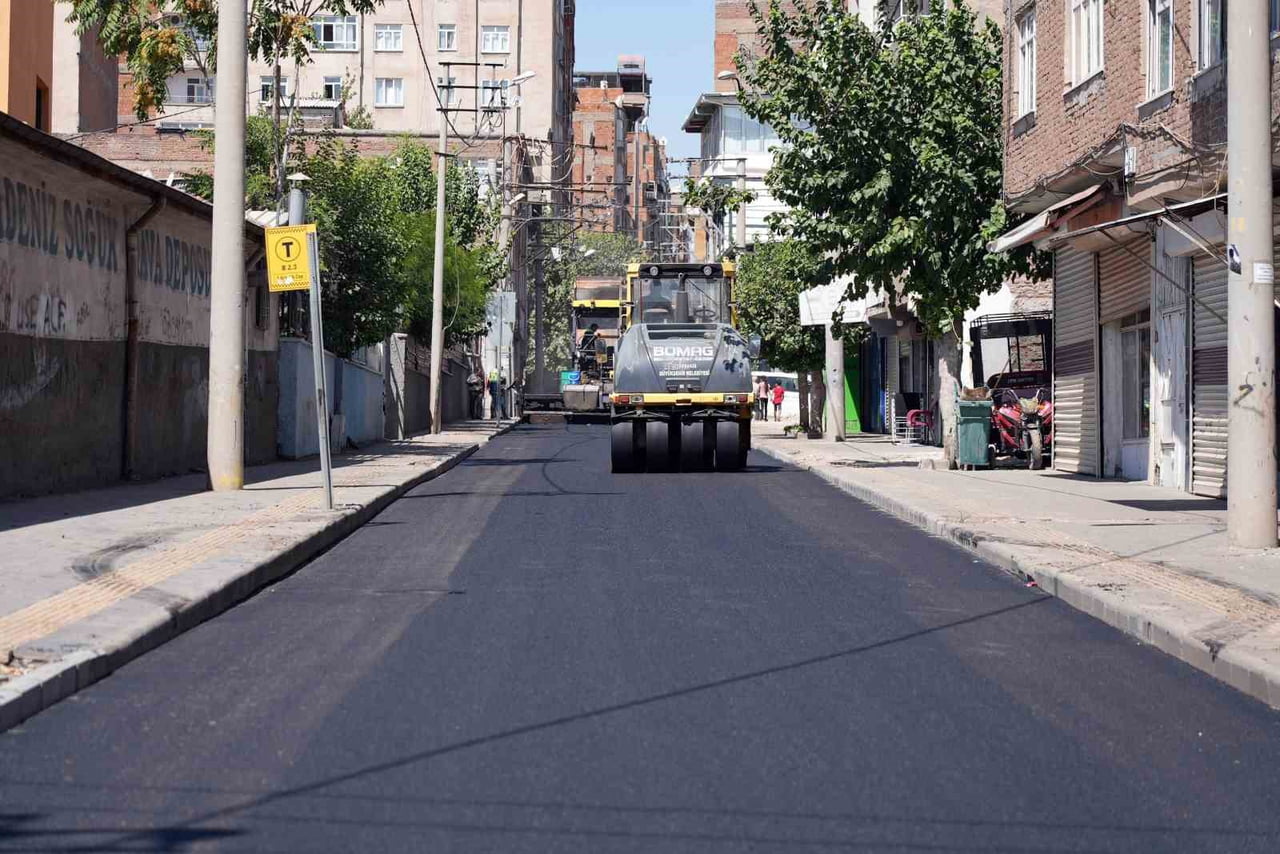 DİYARBAKIR BÜYÜKŞEHİR BELEDİYESİ, BAĞLAR İLÇESİNDE UZUN SÜREDİR YENİLENMEYEN FATİH CADDESİ İLE...
