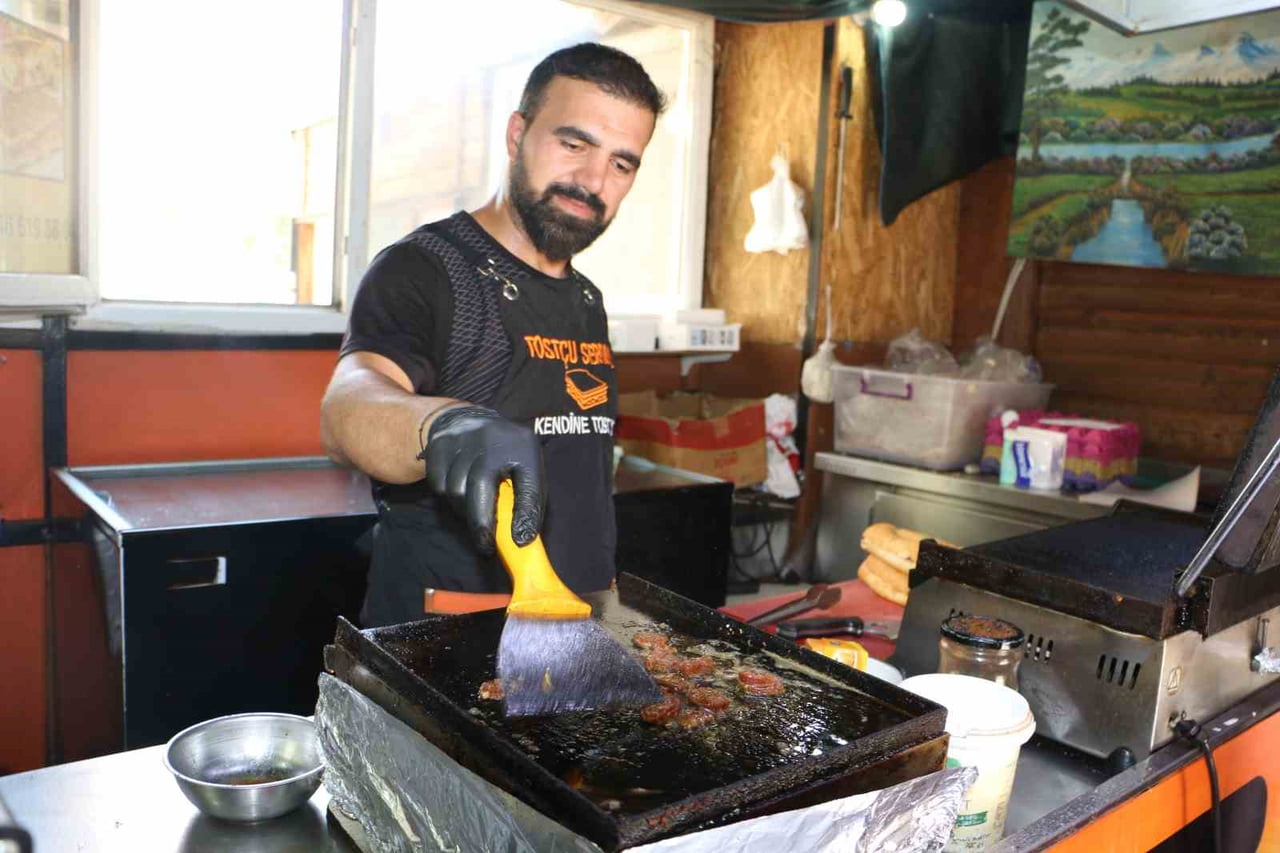 DİYARBAKIR’DA 6 YILDIR TOSTÇULUK YAPAN SERDAL ARCAN, 40 DERECEYİ AŞAN SICAKLIKTA EKMEK VE TOST...