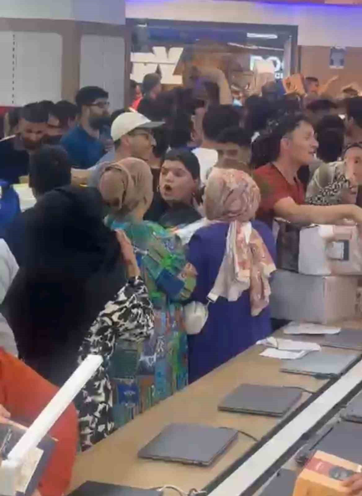 DİYARBAKIR’DA BİR MAĞAZA AÇILIŞINDA İZDİHAM YAŞANDI. KAPILARIN AÇILMASIYLA BİRLİKTE VATANDAŞLAR...