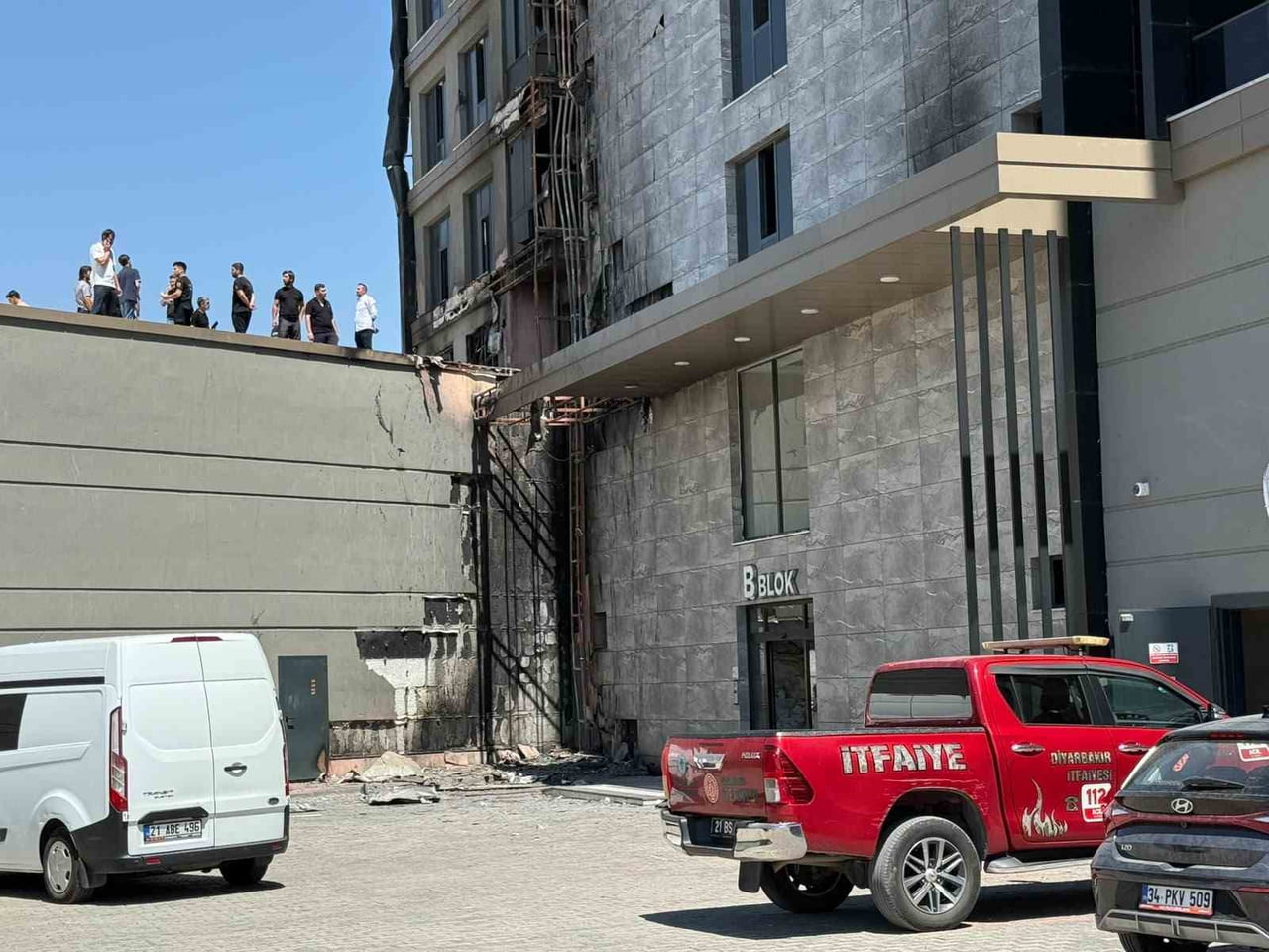 DİYARBAKIR’DA DÜN GECE SAATLERİNDE 12 KATLI BİR PLAZADA ÇIKAN YANGINDA YANGIN SÖNDÜRME...