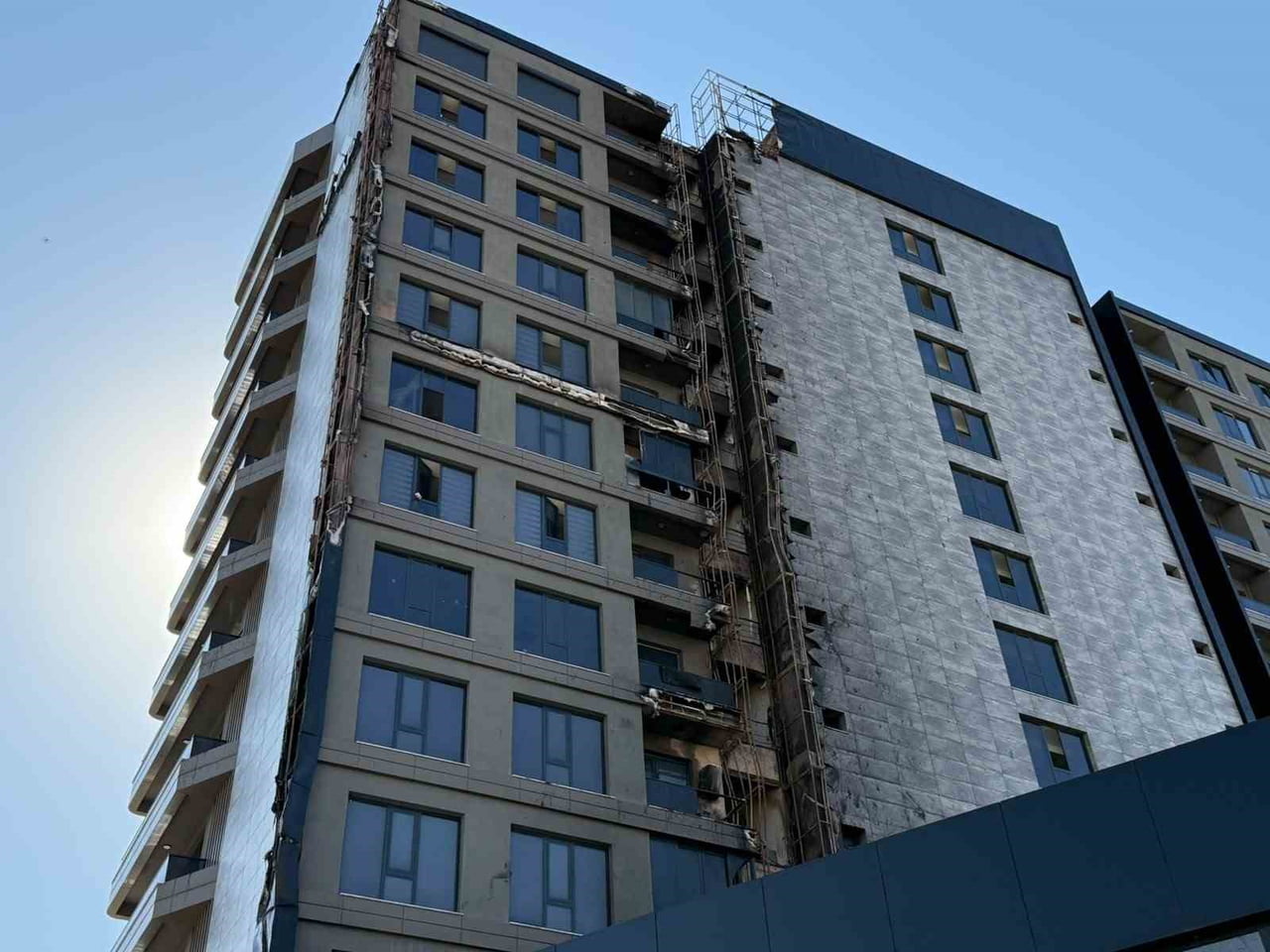 DİYARBAKIR’DA DÜN GECE SAATLERİNDE 12 KATLI PLAZADA ÇIKAN YANGININ BİLANÇOSU GÜN AĞARINCA ORTAYA...