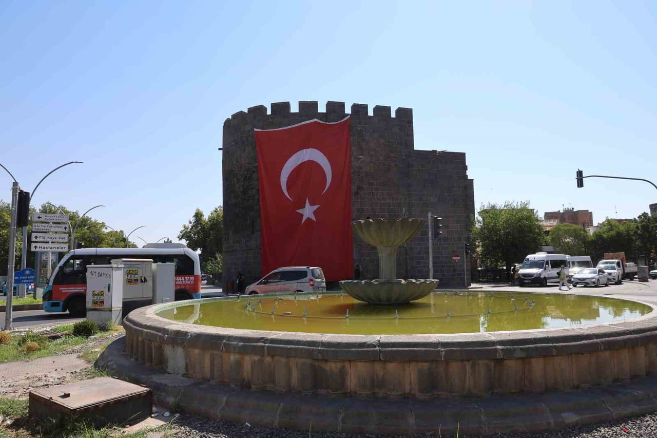 DİYARBAKIR’DA ODA BAŞKANI, İŞ ADAMI VE VATANDAŞ, "TERÖRSÜZ TÜRKİYE" SÜRECİNE İLİŞKİN KABUL EDİLEN...