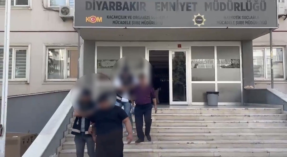 DİYARBAKIR’DA "TEFECİLİK" VE  "NİTELİKLİ YAĞMA" OPERASYONUNDA SİLAH, ŞARJÖR, MERMİ VE POS...