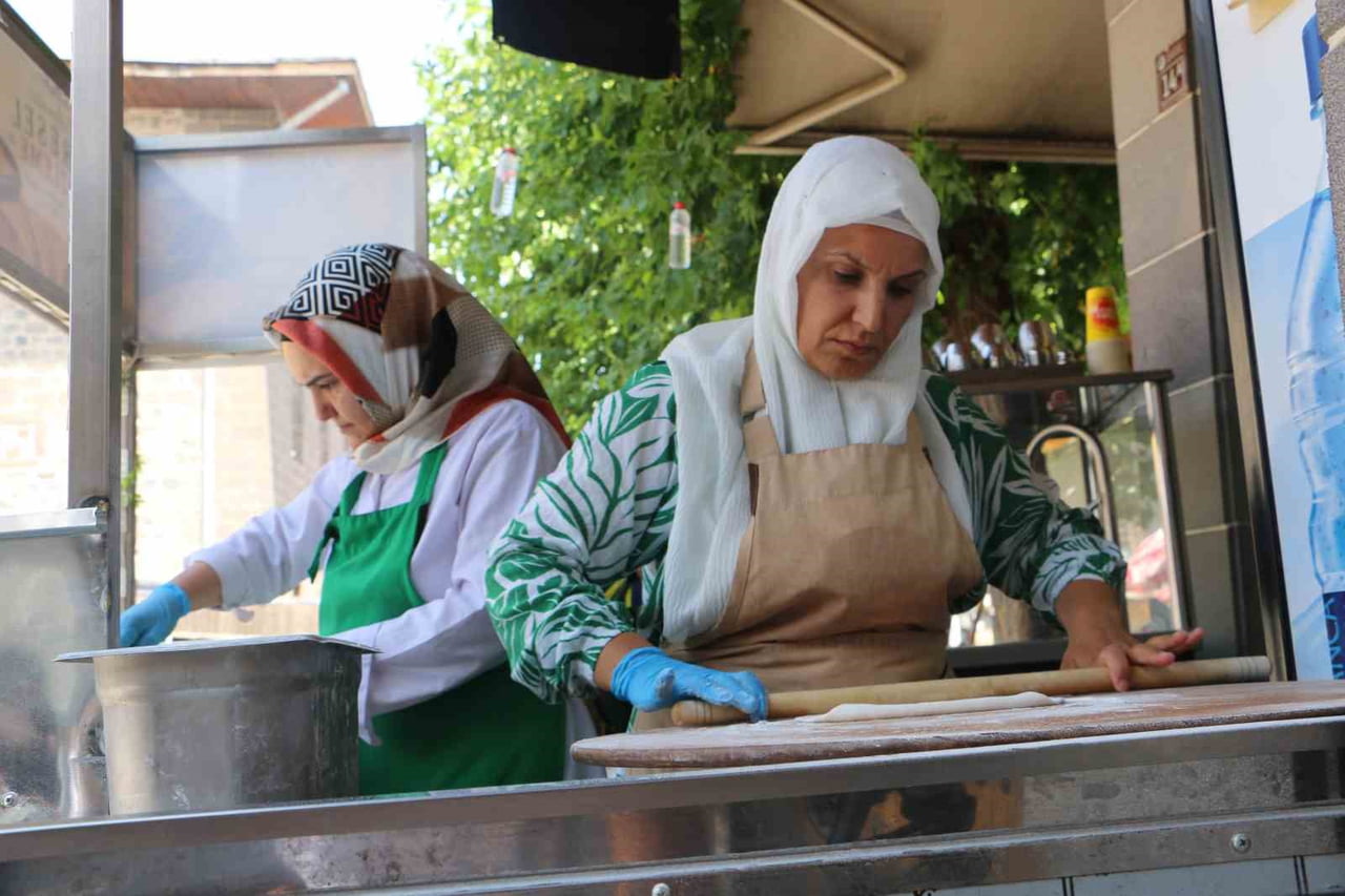 DİYARBAKIR’DA YAŞAYAN FATMA KAYA, EVLENDİKTEN SONRA GELDİĞİ KENTTE CAN SIKINTISINI GİDERMEK İÇİN...