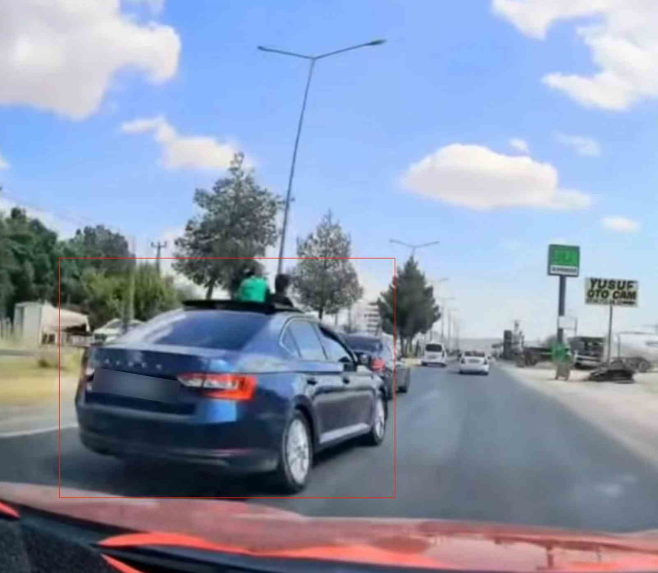 DİYARBAKIR-ELAZIĞ KARAYOLU 18 AĞUSTOSTA BİR ARACIN MAKAS ATARAK TRAFİK GÜVENLİĞİNİ TEHLİKEYE...