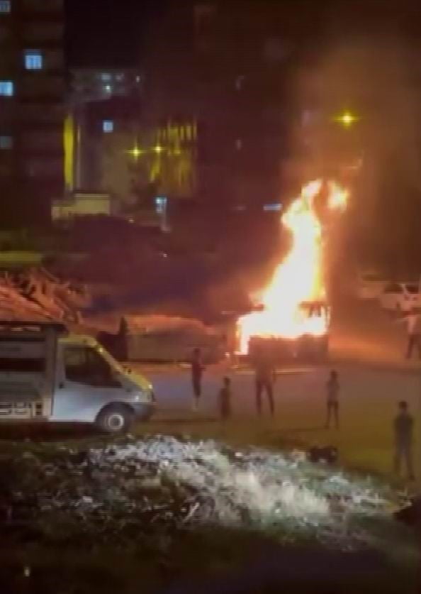 DİYARBAKIR’IN BAĞLAR İLÇESİNDE BULUNAN DİREKHANE SİTESİ'NDE ODUNLUK ALANDA ÇIKAN YANGIN, EKİPLERİN...