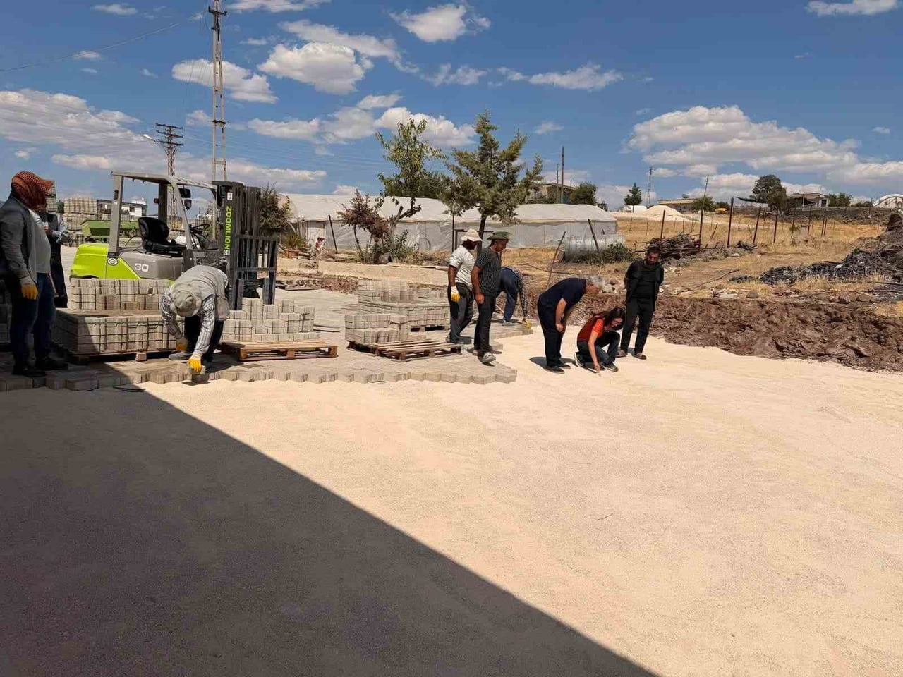DİYARBAKIR’IN ÇERMİK İLÇE BELEDİYESİ TARAFINDAN MAHALLE YOLLARI PARKE TAŞLARI İLE...