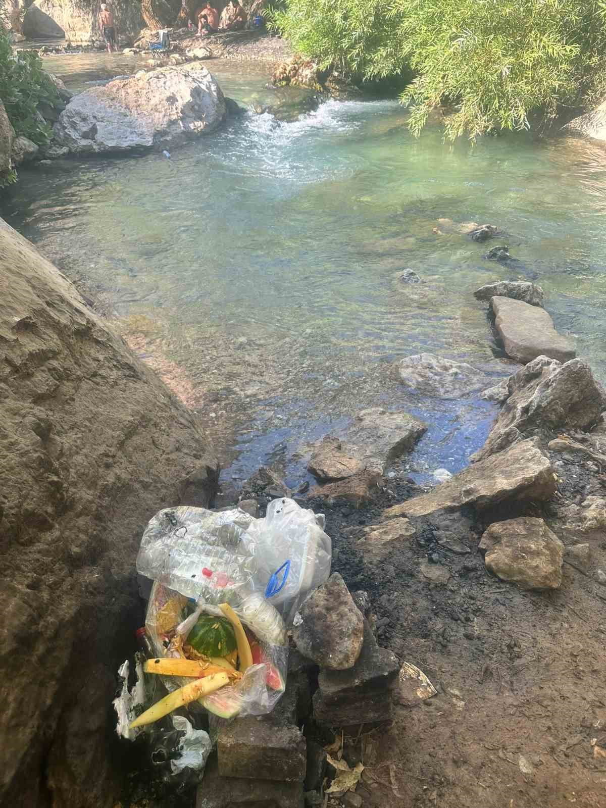 DİYARBAKIR’IN ÇERMİK İLÇESİ SİNEK ÇAYI BÖLGESİNDE ÇEVREYE BIRAKILAN ÇÖPLER VATANDAŞLARIN TEPKİSİNİ...