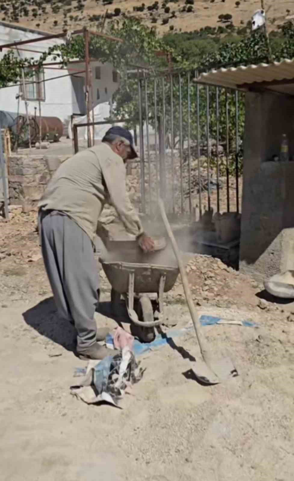 DİYARBAKIR’IN ÇERMİK İLÇESİNDE BİR VATANDAŞ, VEFAT EDEN KIZININ ANILARINI YAŞATMAK VE İNSANLARIN...