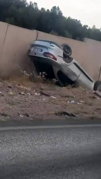DİYARBAKIR’IN KAYAPINAR İLÇESİNDE SÜRÜCÜSÜNÜN DİREKSİYON HAKİMİYETİNİ KAYBETTİĞİ OTOMOBİL YOLDAN...