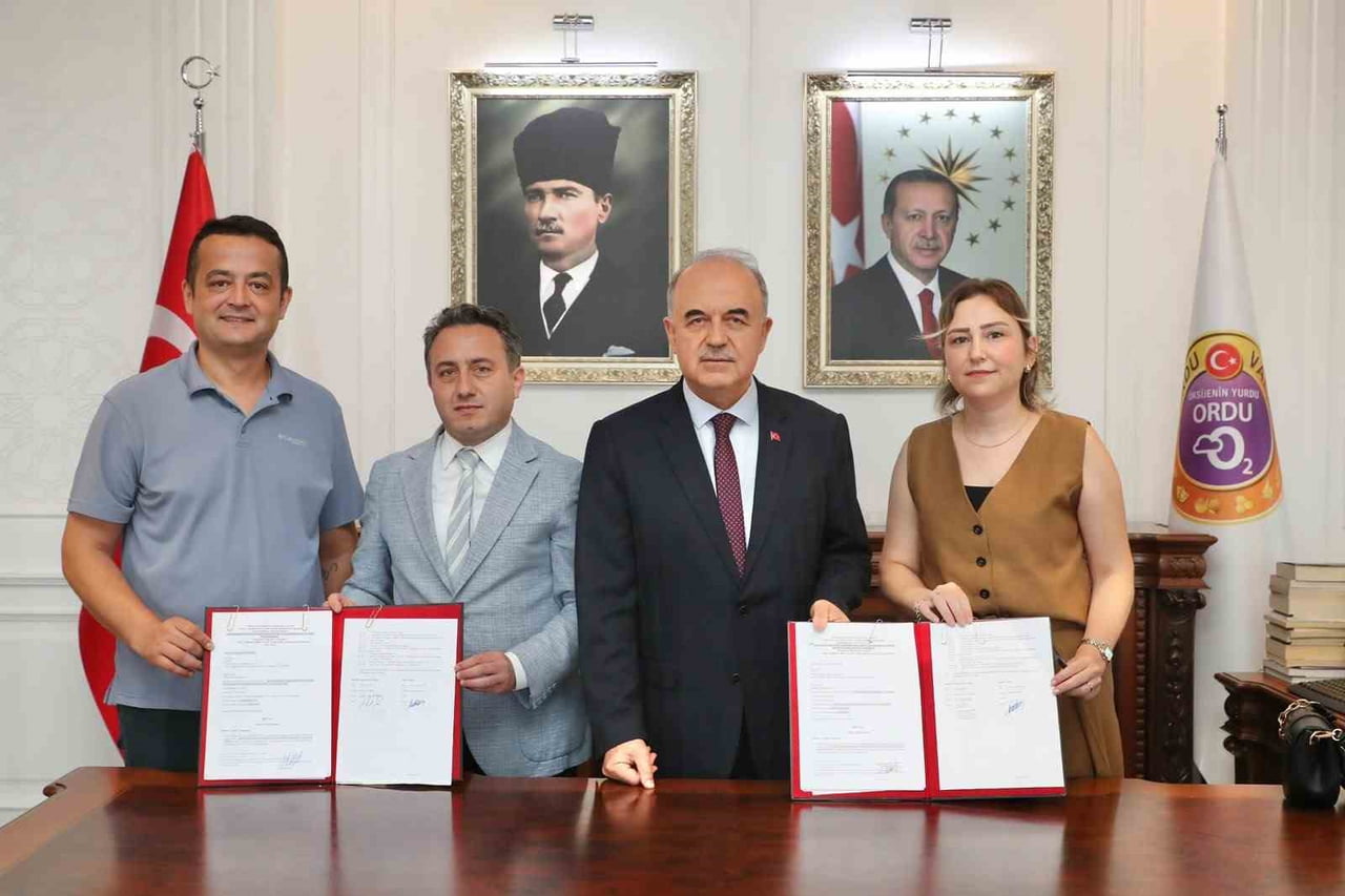 DOKA GENEL SEKRETERİ KEMAL AKPINAR (SOLDAN İKİNCİ), VALİ MUAMMER EROL (SAĞDAN İKİNCİ) VE...