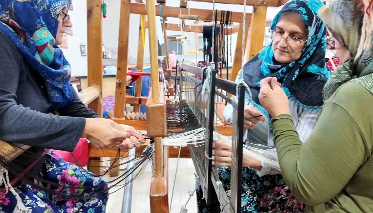DOKUMALARDA KULLANILAN MOTİFLERİN YALNIZCA SÜSLEME AMACI TAŞIMADIĞINI ANLATAN OKAN, HER DESENİN...