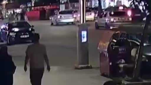 Dönüş yapmak isteyen otomobille çarpışan motosiklet sürücüsü yola böyle savruldu
