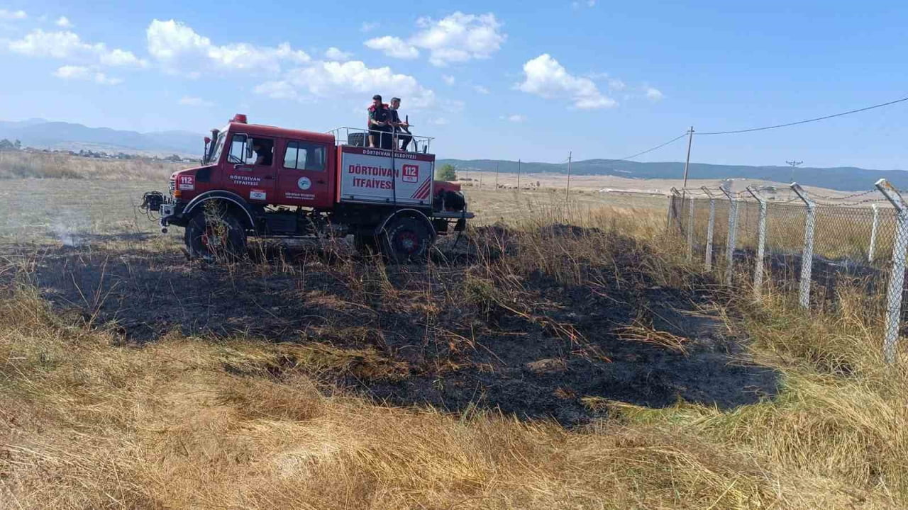 DÖRTDİVAN İLÇESİNDE YOL KENARINDA ÇIKAN ANIZ YANGINI, İTFAİYE EKİPLERİNİN ZAMANINDA MÜDAHALESİYLE...