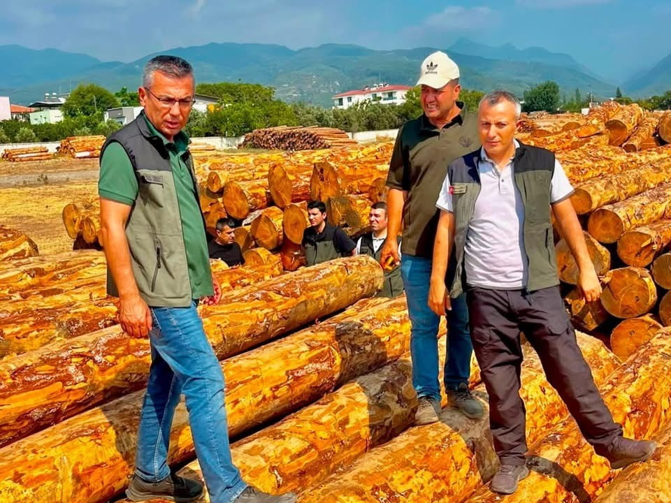 DÖRTYOL’DA ORMAN İŞLETMESİNİN ÜRETİM FAALİYETLERİ DEĞERLENDİRİLİRKEN, KUZUCULU ORMAN DEPOSUNDA...