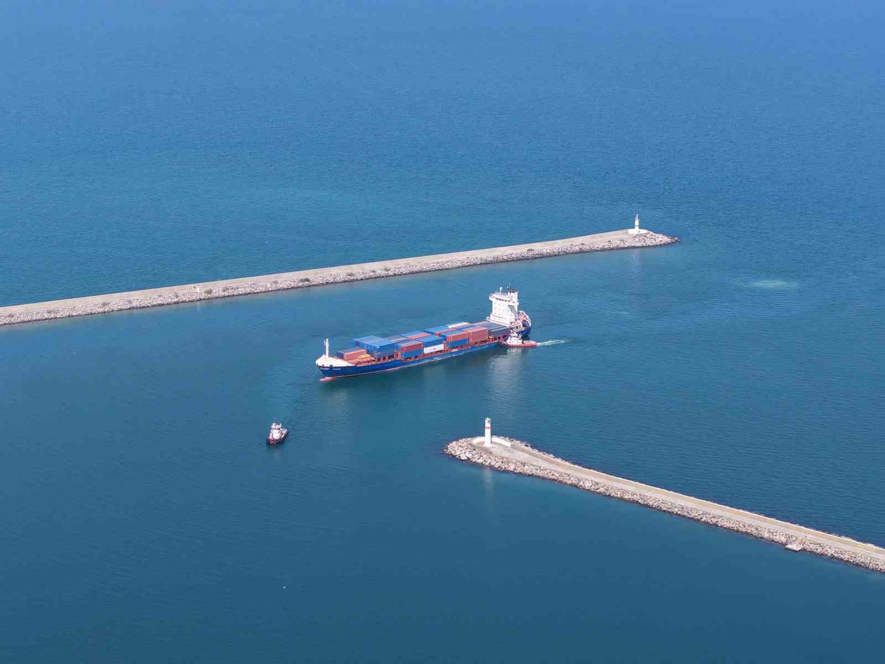 DRONLA VURULAN "LDR YAŞAR" GEMİSİ SAMSUN LİMANI'NA DEMİRLEDİ