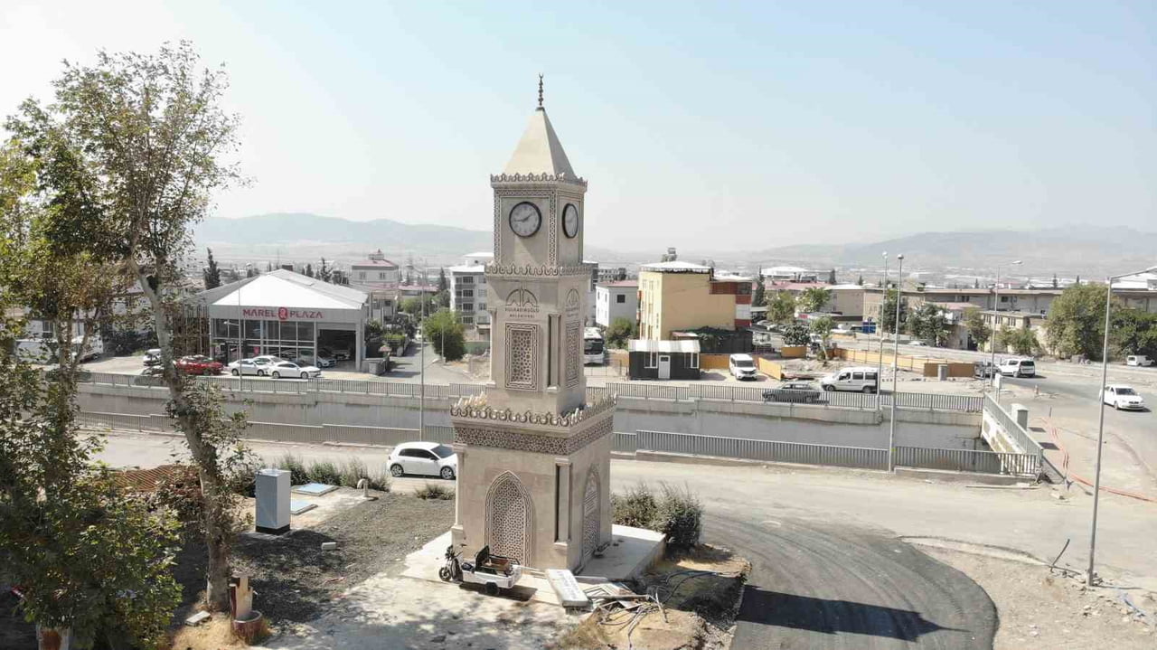 DULKADİROĞLU BELEDİYESİ'NİN SORUMLULUĞUNDAKİ SAAT KULESİ İLÇENİN DİKKAT ÇEKEN BÖLGESİNDE YER...