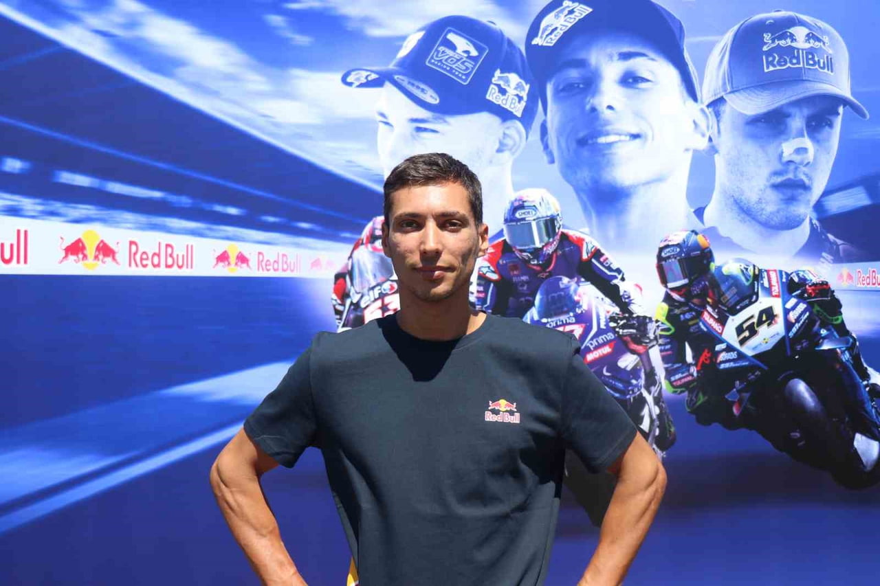 DÜNYA SUPERBİKE ŞAMPİYONASI'NDA (WSBK) BMW İLE ÜST ÜSTE İKİ KEZ DÜNYA ŞAMPİYONU OLDUKTAN SONRA...