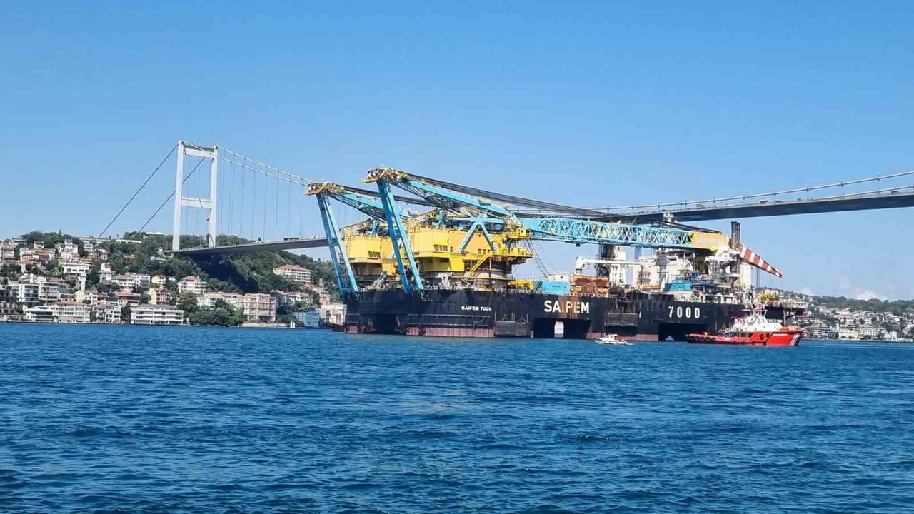 DÜNYANIN EN BÜYÜK ÜÇÜNCÜ YARI BATIK VİNÇ VE BORU DÖŞEME GEMİSİ "SAİPEM 7000", İSTANBUL BOĞAZI'NDAN...