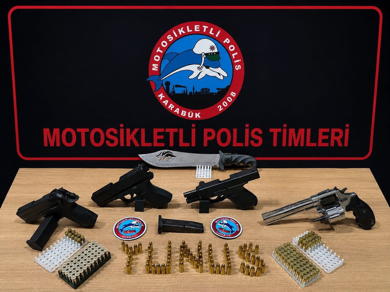 DURDURULAN ARAÇTA YAPILAN ARAMADA RUHSATSIZ SİLAHLAR VE MERMİLER ELE GEÇİRİLDİ.